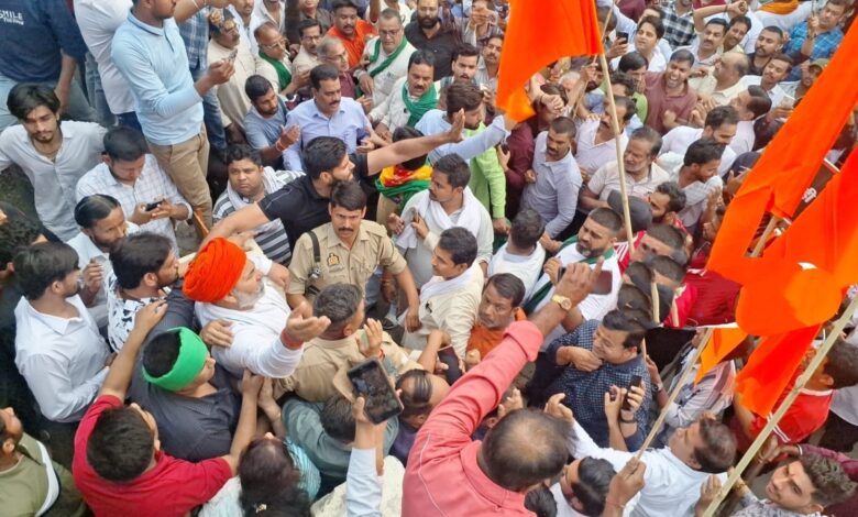 राकेश टिकैत का उन्हीं के जिले में विरोध, धक्कामुक्की में गिरी पगड़ी, अब  करेंगे महापंचायत - Lokpath Live