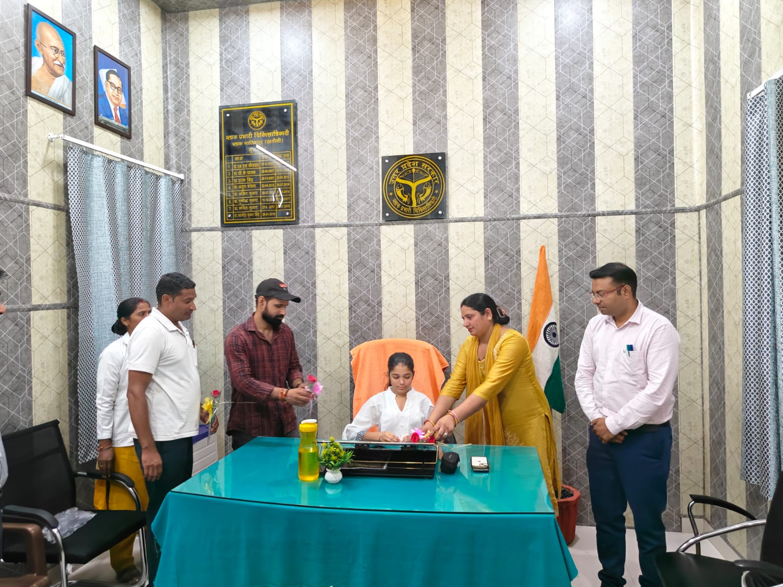 खतौली सीएचसी में सीएचसी प्रभारी बनी छात्रा चिकित्सकों से जानकारी लेती हुई।