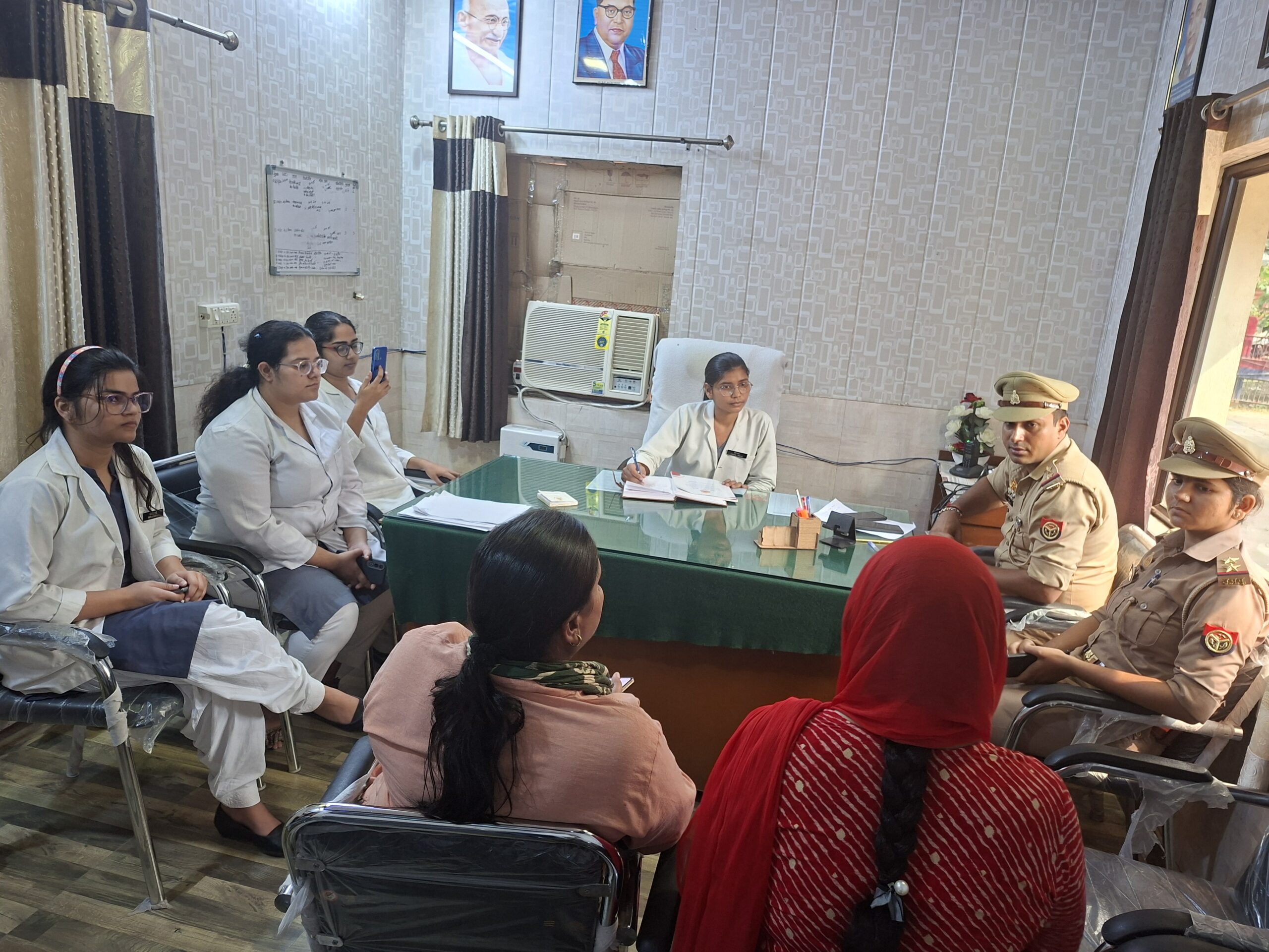 छपार थाने में थानाध्यक्ष बनी छात्रा रितुल पीड़िता की समस्या सुनते हुए।