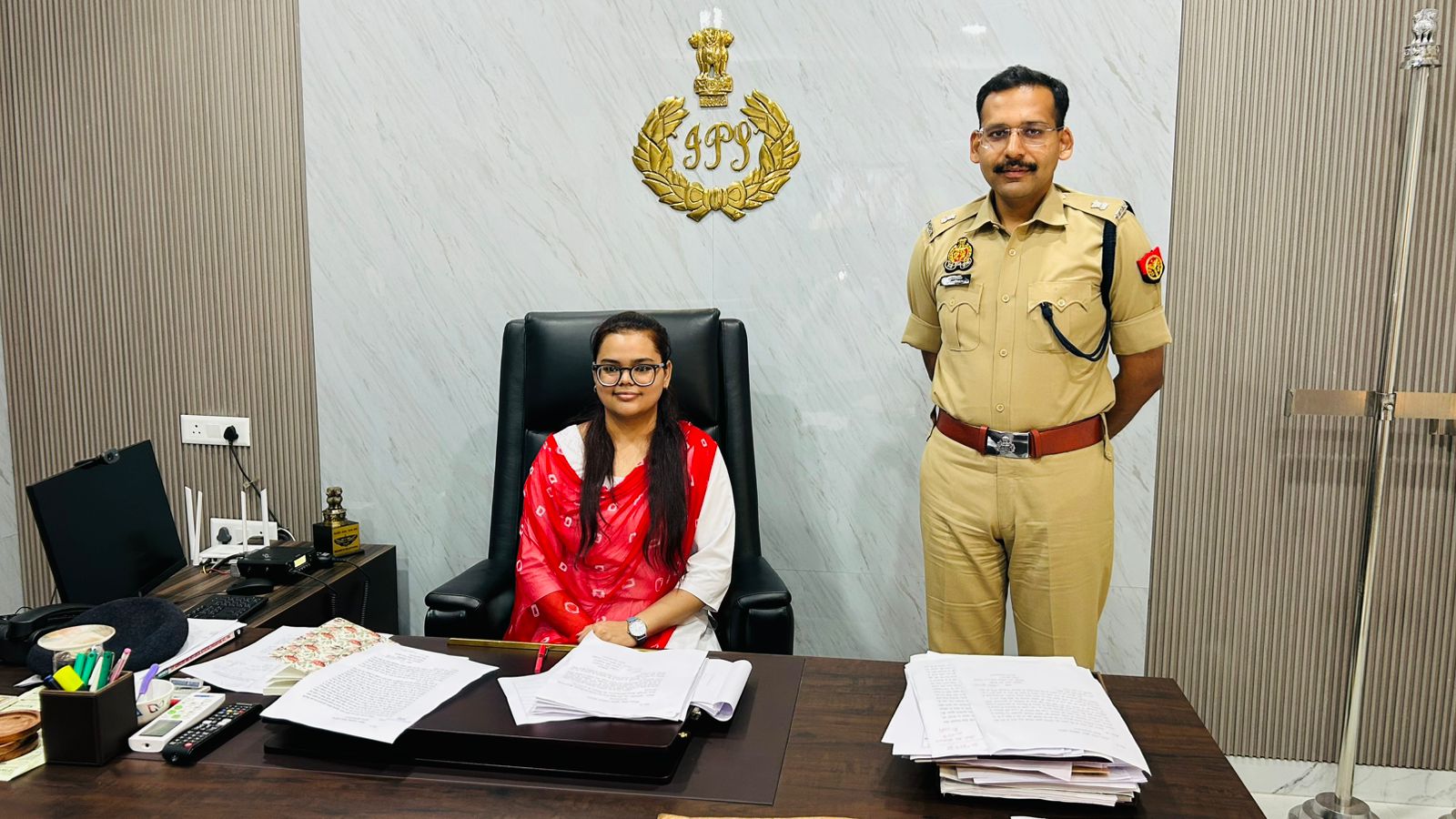 एक दिन के लिए एसपी देहात बनी छात्रा अंशिका साथ में एसपी देहात मुजफ्फरनगर।